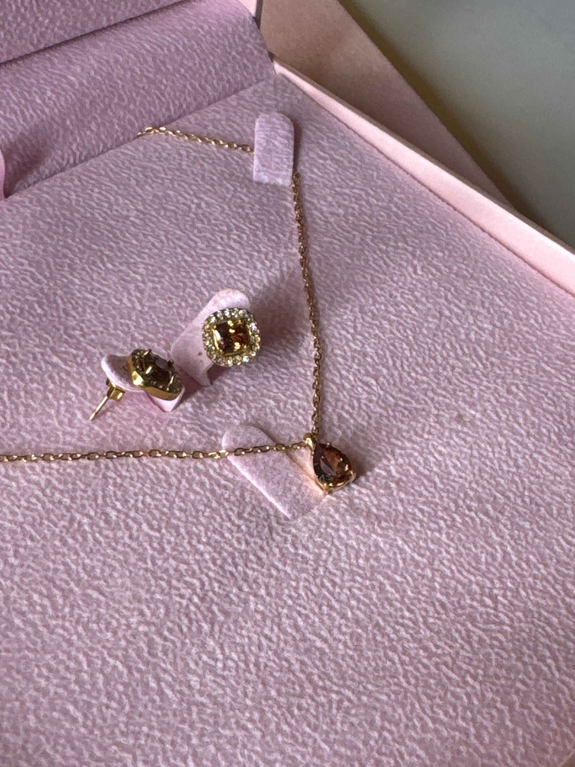 Brown drop necklace